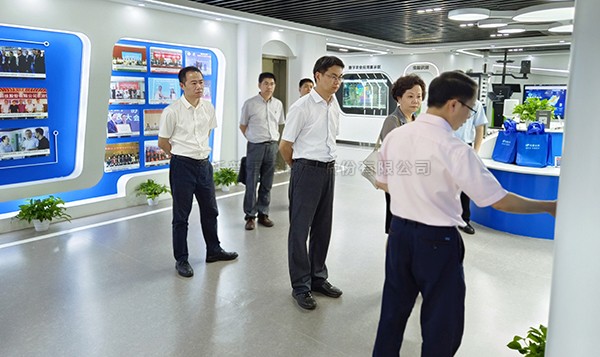 浙江省科技廳副廳長吳卿、臺盟省委會主委陳清莉一行赴托普云農(nóng)調(diào)研考察