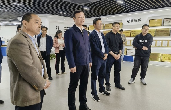 農(nóng)業(yè)農(nóng)村部信息中心副主任張國慶帶隊(duì)赴托普云農(nóng)參觀調(diào)研