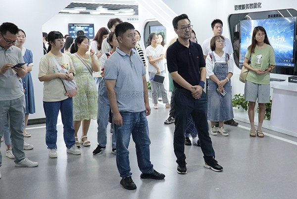中國農(nóng)科院茶葉研究所所長助理、科技處處長姚明哲一行赴托普云農(nóng)參觀調(diào)研