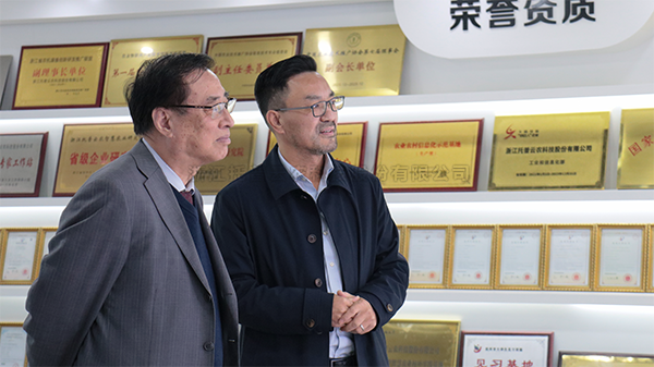 中國農(nóng)業(yè)科學(xué)院原院長、中國農(nóng)業(yè)國際合作促進(jìn)會名譽會長翟虎渠蒞臨托普云農(nóng)考察指導(dǎo)