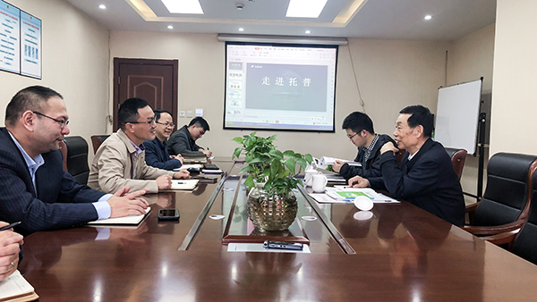 座談會現(xiàn)場，陳渝陽董事長與孫院士熱切交談