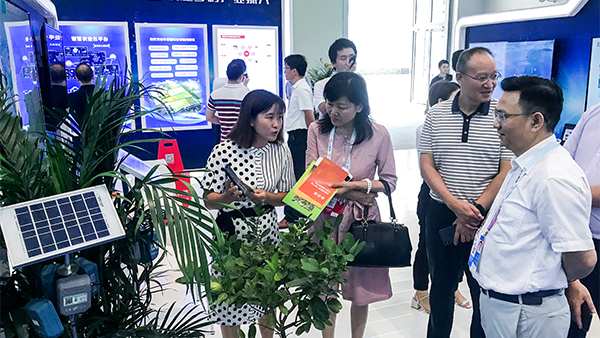 重慶市農(nóng)委信息中心主任賀德華（右一）、副主任柯南（右二）