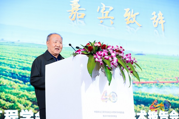 農(nóng)業(yè)部原常務副部長、中國農(nóng)業(yè)工程學會第五屆理事長劉成果