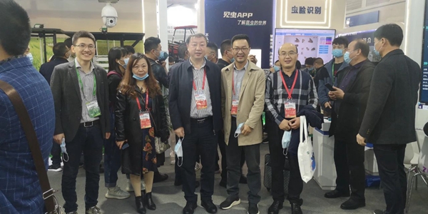 西藏農(nóng)業(yè)技術(shù)推廣服務(wù)中心陳俐站長（左二）、山西植保植檢總站楊軍站長（左三）和張武云副站長（右一）一行蒞臨托普云農(nóng)展位