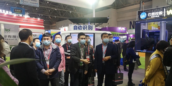 遼寧省綠色農(nóng)業(yè)技術(shù)中心宋國柱主任、孟威副主任、張萬民科長蒞臨托普云農(nóng)展位