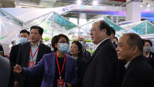 浦江縣虞紅梅副縣長(zhǎng)向浙江省彭佳學(xué)副省長(zhǎng)、農(nóng)業(yè)農(nóng)村廳唐冬壽副廳長(zhǎng)等領(lǐng)導(dǎo)一行介紹“超級(jí)農(nóng)場(chǎng)”