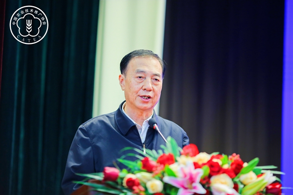 原農(nóng)業(yè)部常務副部長尹成杰致開幕辭