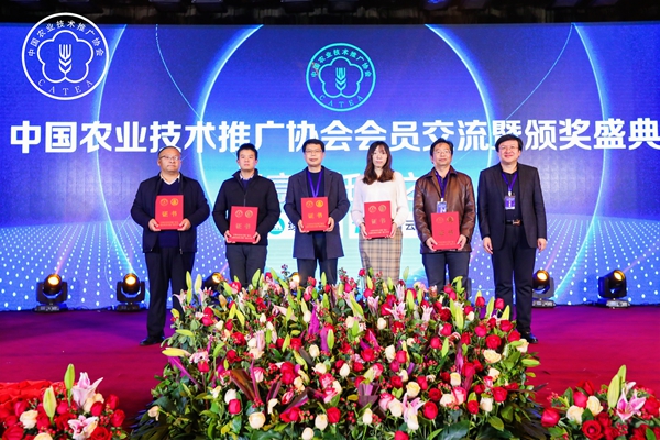 牛伯濤副會長為第九屆中國農(nóng)業(yè)推廣征文獲獎者頒發(fā)證書