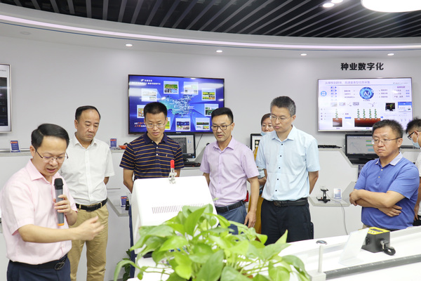 與會專家領(lǐng)導參觀托普云農(nóng)數(shù)字三農(nóng)展廳