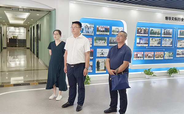 酒泉肅州區(qū)政府黨組成員、副區(qū)長范志俊參觀托普云農展廳?