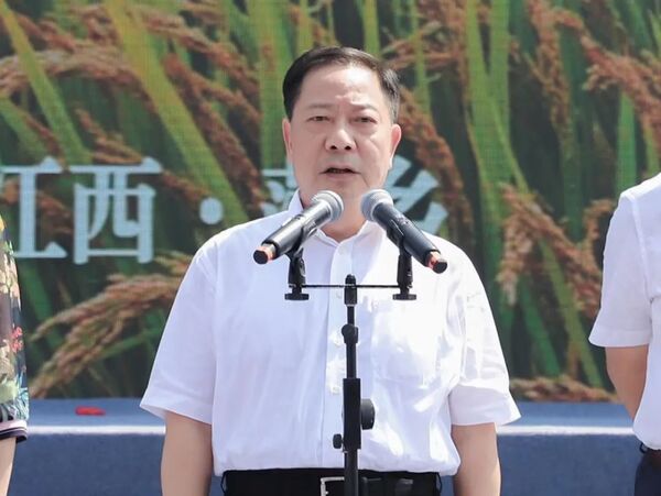 江西省政府黨組副書記、副省長殷美根宣布開幕
